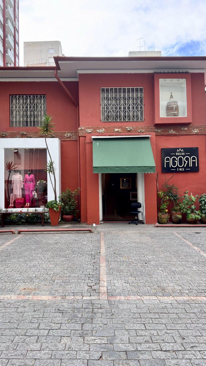 Fachada do Brechó Agora é Meu durante o dia