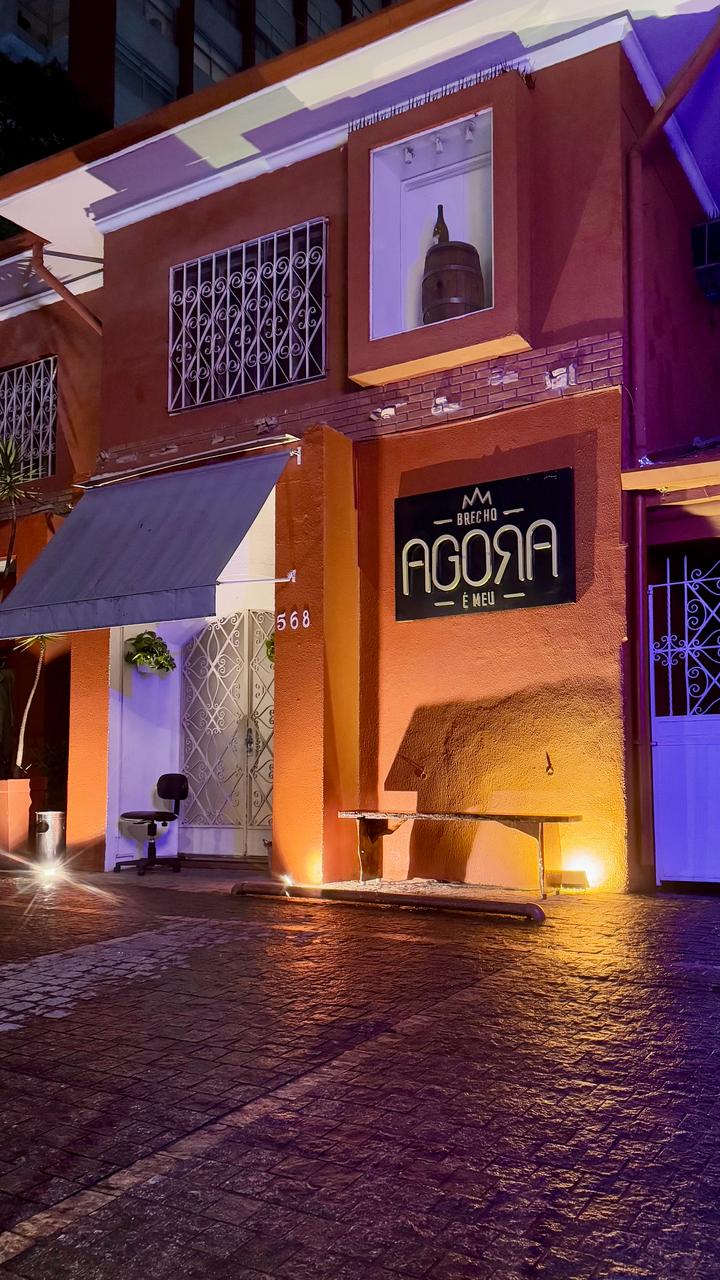 Fachada iluminada do Brechó Agora é Meu à noite